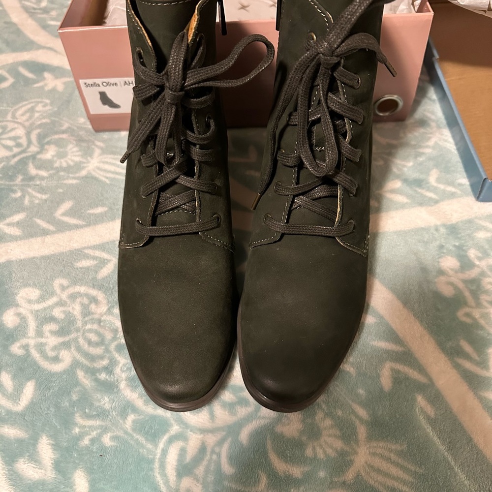 Aetrex Green Lace Up Suede Leather Boots.